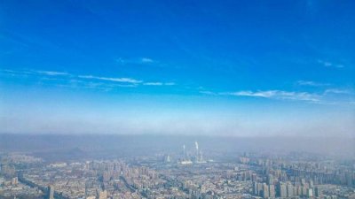 ​三月第一天 济南天空云彩上演“断层式”美景