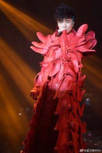 ​古巨基不慎跌落舞台中心大窟窿，十分钟后重返舞台