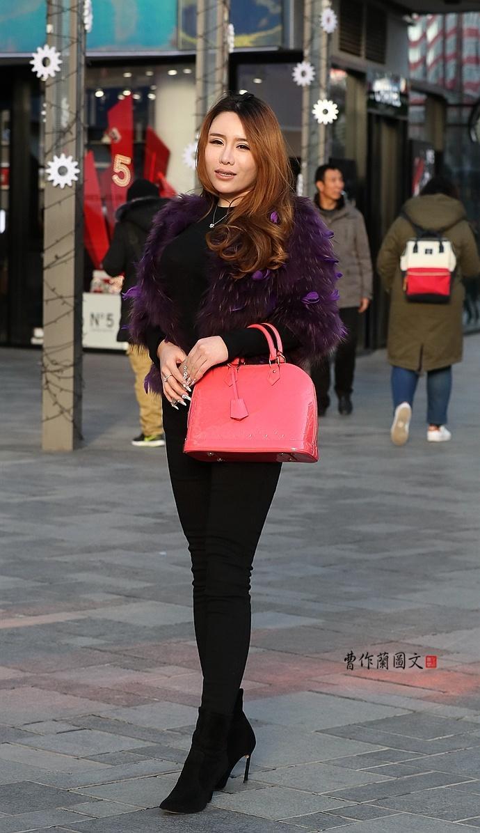 街拍：穿细高跟短靴的美女，更有女人味儿