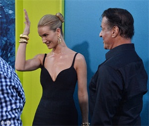 “维密天使”罗茜出席首映礼，身高175体重只有104斤，身材真好