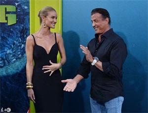 “维密天使”罗茜出席首映礼，身高175体重只有104斤，身材真好