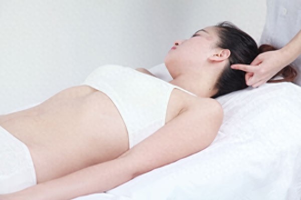 头窍阴穴属足少阳胆经，主要功效平肝镇痛、开窍聪耳