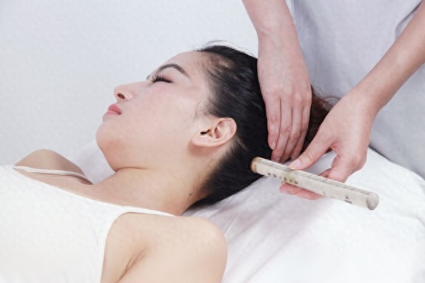 头窍阴穴属足少阳胆经，主要功效平肝镇痛、开窍聪耳