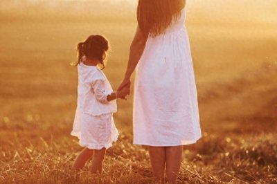 ​广东单亲母子共居一室：生活困窘下的爱与成长，亟待社会温情相拥