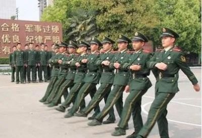 ​正步走动作要领