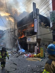 ​韩媒：韩国京畿道平泽市一3层建筑发生火灾，并发出爆炸声，致3人受伤