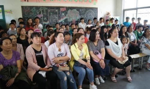 开学家长发朋友圈感言，开学初家长会，老师给到会家长孩子加10星鼓励，并要求其写家长会感言，你怎么看？图1