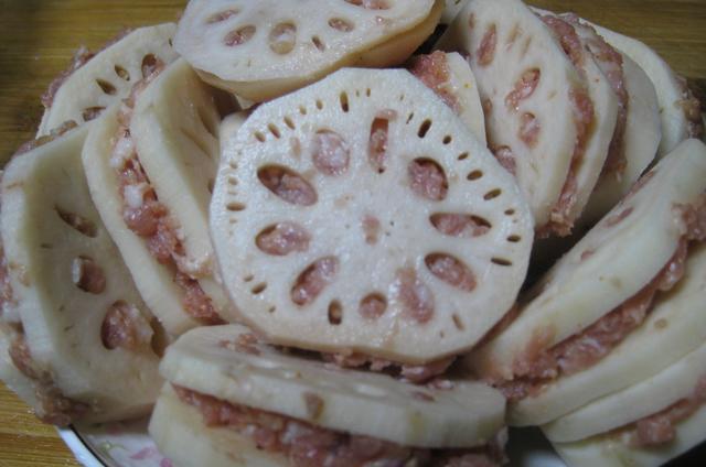 农村婆婆炸莲夹,别傻傻只裹面糊,多加一样“它”金黄又酥脆!