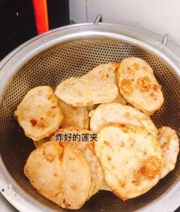 ​农村婆婆炸莲夹，别傻傻只裹面糊，多加一样“它”金黄又酥脆！