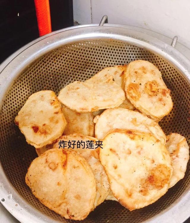 农村婆婆炸莲夹,别傻傻只裹面糊,多加一样“它”金黄又酥脆!