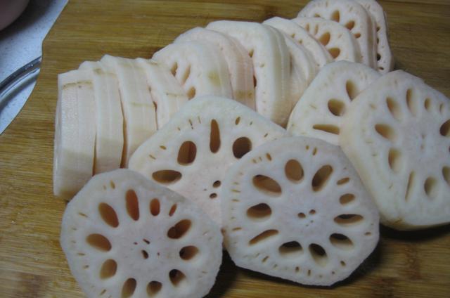 农村婆婆炸莲夹,别傻傻只裹面糊,多加一样“它”金黄又酥脆!