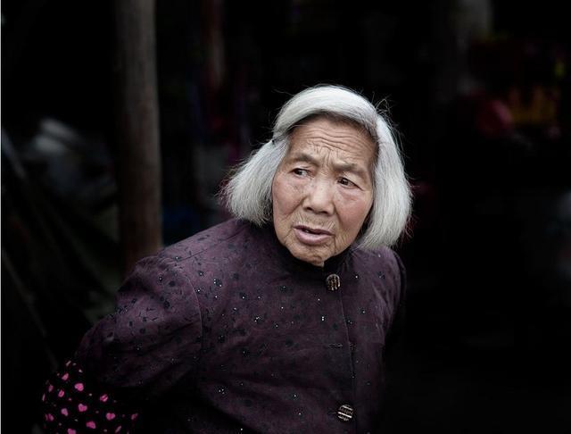 她好心施舍老太一顿饭, 可这老太赖着不走, 几年后才知自己做对了