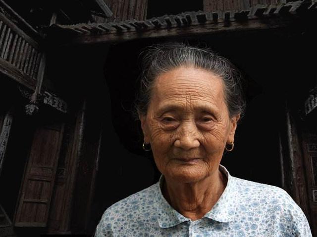 她好心施舍老太一顿饭, 可这老太赖着不走, 几年后才知自己做对了