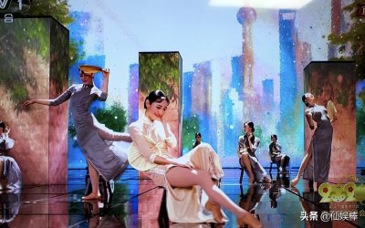 ​令人惊艳的春晚主持人服装：董卿这套最大气，周涛的婚纱最怀旧