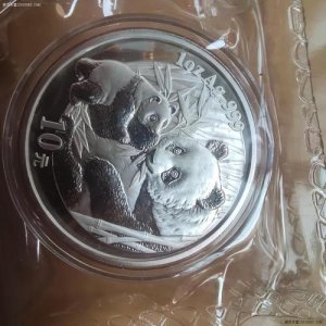 ​熊猫10岁相当于人类多少岁 熊猫10元银币有收藏价值吗