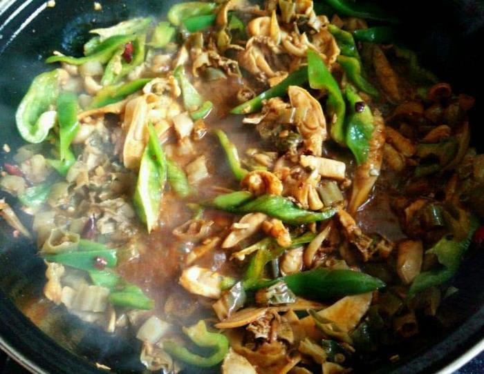 炒河蚌这样做可以让河蚌肉质鲜嫩，不老不腥！