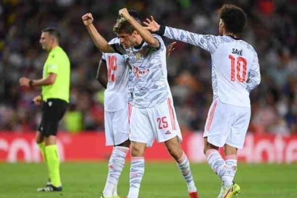 足球比赛腰斩什么意思 足球比赛是否可以用手触球