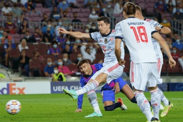 足球比赛腰斩什么意思 足球比赛是否可以用手触球