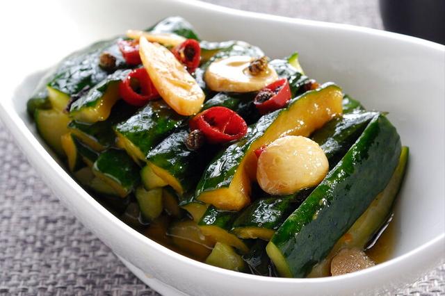 酸甜可口的黄瓜快速腌制方法（私藏20年的腌黄瓜配方）(7)