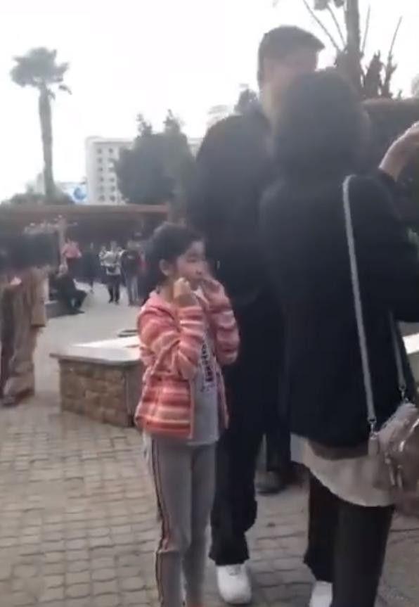 姚明一家三口罕见同框，女儿已到妈妈腰部，继承父母优秀基因