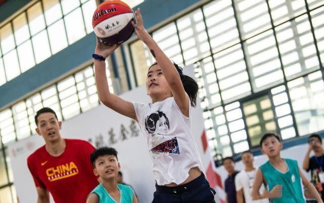 姚明一家三口罕见同框，女儿已到妈妈腰部，继承父母优秀基因