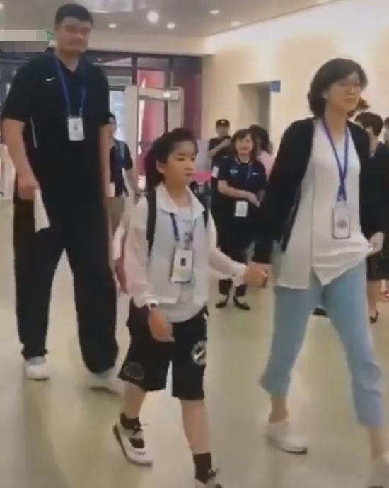 姚明一家三口罕见同框，女儿已到妈妈腰部，继承父母优秀基因