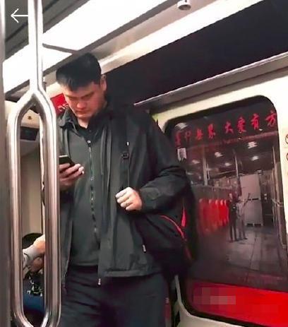 姚明一家三口罕见同框，女儿已到妈妈腰部，继承父母优秀基因