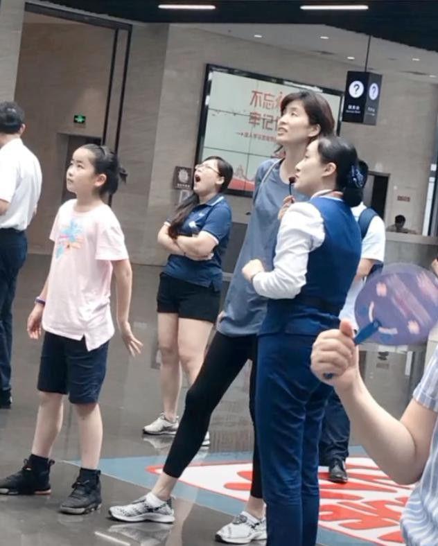 姚明一家三口罕见同框，女儿已到妈妈腰部，继承父母优秀基因