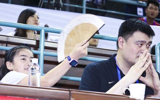 姚明一家三口罕见同框，女儿已到妈妈腰部，继承父母优秀基因