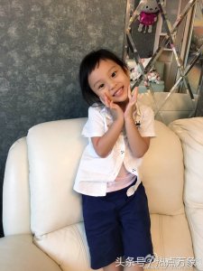 ​甜馨开启熊孩子模式自己剪头发，网友：别和你爸学啊