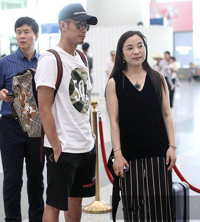 林丹和谢杏芳同框现身,一个小细节表明,林丹还是很在乎谢杏芳