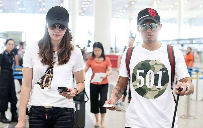 林丹和谢杏芳同框现身,一个小细节表明,林丹还是很在乎谢杏芳