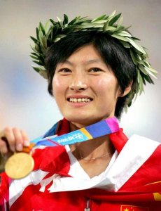 ​雅典奥运会田径女子10000米跑金牌获得者，邢慧娜