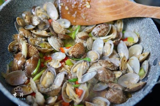 花甲怎么炒比较好吃（花甲就要这样炒）(10)