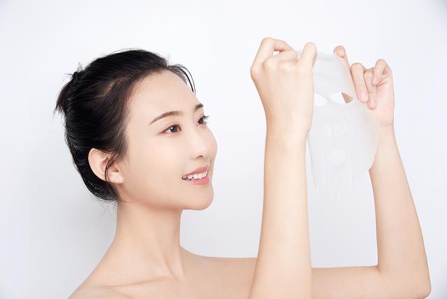 敷面膜的最好时间是什么时候（敷面膜最佳时间表）(3)