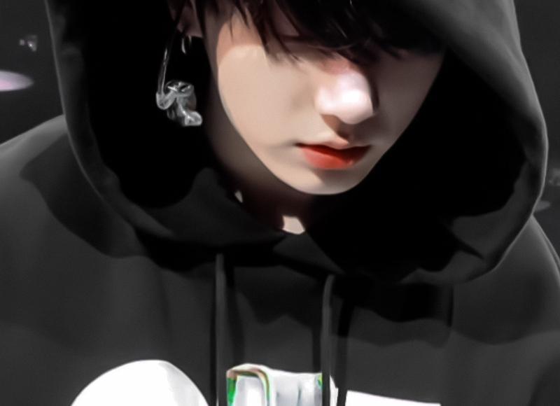 夫妻街头吵架引大爷围观，男子负气离去，女子蹲在地上默默捡钱