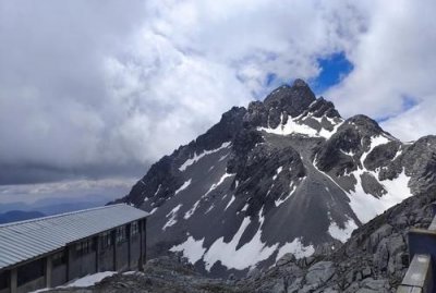 ​玉龙雪山在哪里，玉龙雪山两公里的景区是哪里？