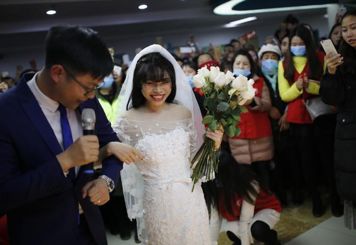 21岁女孩举办一个人的婚礼，仪式结束后她做了一件事，啥事？