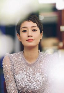 ​有白头发留什么发型适合40岁女性(女人40有白发什么发型能解决)