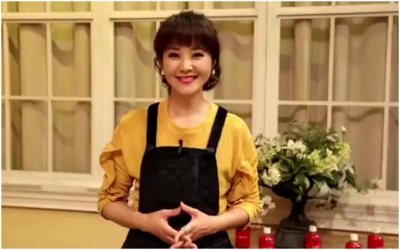 ​47岁方琼太惊艳，穿短裙扭腰摆胯秀热舞，白嫩长腿超吸睛