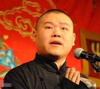 ​岳云鹏秒变年画贴门上，真是逗比人士欢乐多啊