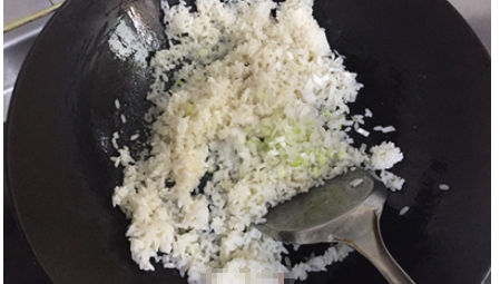 鸡蛋炒饭怎么炒好吃,西红柿鸡蛋炒饭怎么做图3