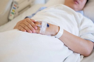 ​中年男子不重视“泡沫尿”险酿大祸！医生：肾脏的“求救信号”一定要重视