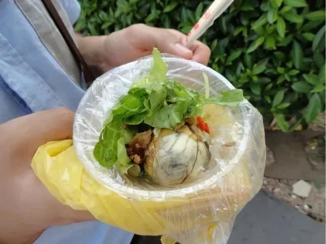 广西重口味黑暗料理，你吃过几样？看完真的给跪了！