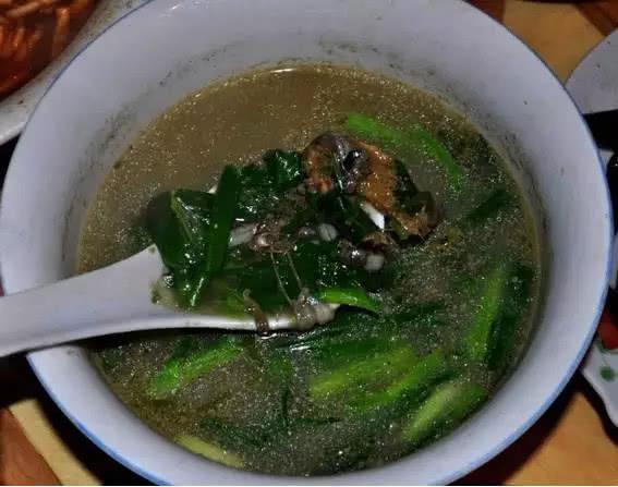 广西重口味黑暗料理，你吃过几样？看完真的给跪了！