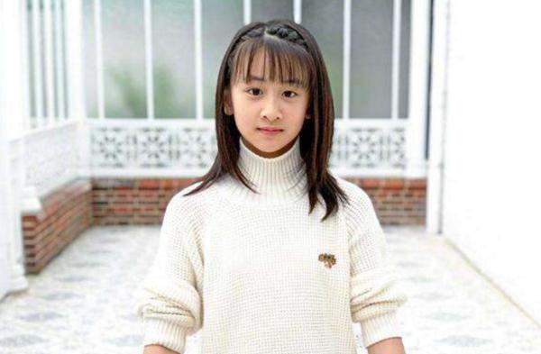 田亮的女儿“森碟”长大了，外貌和气质变化很大，妥妥的女神坯子