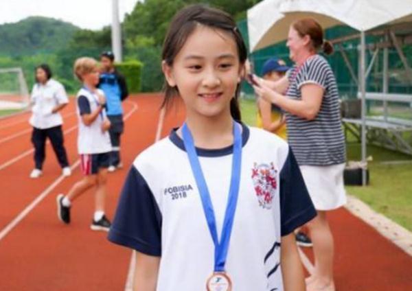 田亮的女儿“森碟”长大了，外貌和气质变化很大，妥妥的女神坯子