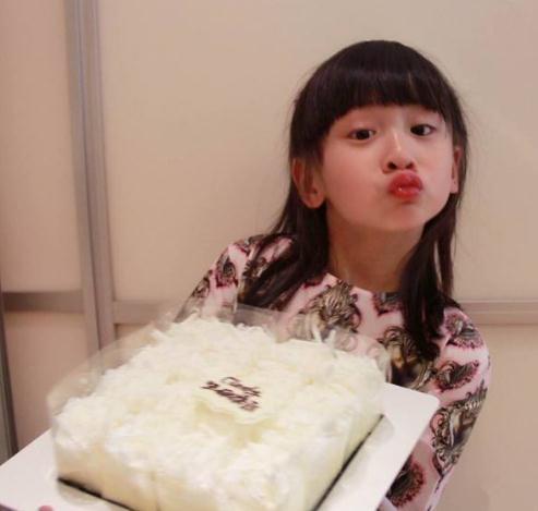 田亮的女儿“森碟”长大了，外貌和气质变化很大，妥妥的女神坯子