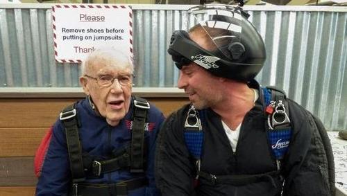 百岁老人高空跳伞庆生，还想打破世界纪录