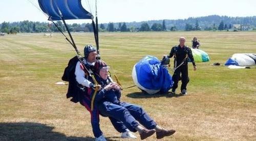 百岁老人高空跳伞庆生，还想打破世界纪录